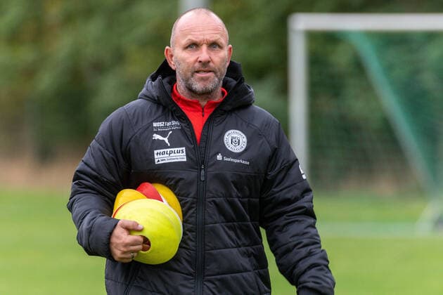 Mike Sadlo 49 is a former German soccer player and todays soccer coach He was most recently head coach of SG Sonnenhof Großaspach Since August 2020, Mike Sadlo has been coaching the U17 team of Hallescher FC, who will play again in the upcoming season 2020 21 in the B Junioren Bundesliga North Northeast 06 10 2020, Football, GER, Season 2020 2021, DFL REGULATIONS PROHIBIT ANY USE OF PHOTOGRAPHS as IMAGE SEQUENCES and or QUASI VIDEO Halle Saale Saxony Anhalt Germany