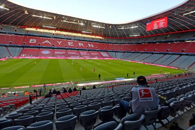04.10.2020, Fussball 1. Bundesliga 2020 2021, 03. Spieltag, FC Bayern München - Hertha BSC Berlin, in der Allianz-Arena München. Geisterspiel wegen Corona-Pandemie, Die Spieler beider Mannschaften laufen ohne Einlaufkinder und separat auf den Platz. ***DFL and DFB regulations prohibit any use of photographs as image sequences and or quasi-video.*** *** 04 10 2020, Football 1 Bundesliga 2020 2021, 03 Matchday, FC Bayern Munich Hertha BSC Berlin, in the Allianz Arena Munich Ghost game due to Corona Pandemic, The players of both teams run without run-in children and separately onto the pitch DFL and DFB regulations prohibit any use of photographs as image sequences and or quasi video