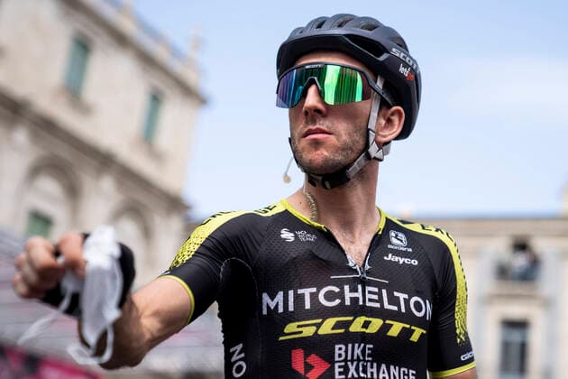 Photo Marco Alpozzi LaPresse October 06, 2020 Italy Cycling Giro d Italia 2020 - 103th edition - Stage 4 - from Catania to Villa Franca Tirrena In the pic: YATES Simon( GBR )MITCHELTON - SCOTTleave protective mask before the race  Copyright: xMarcoxAlpozzi LaPresse xMarcoxAlx
