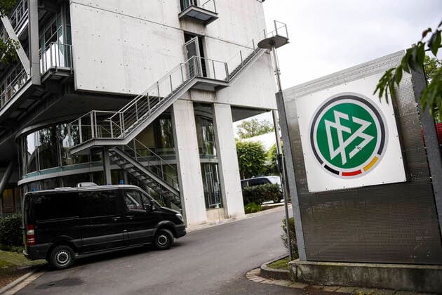 Bilder des Jahres 2020, Sport 10 Oktober Sport Themen der Woche KW41 07.10.2020, xjhx, Fussball, Polizei Razzia DFB - wegen Verdacht auf Steuerhinterziehung, emspor, v.l. Die Steuerfahndung, die Polizei und das BKA durchsuchen die Zentrale des Deutschen Fussball Bund wegen des Verdachts auf Steuerhinterziehung Frankfurt am Main *** 07 10 2020, xjhx, Football, Police raid DFB on suspicion of tax evasion, emspor, v l The tax investigation department, the police and the BKA search the headquarters of the German Football Association on suspicion of tax evasion Frankfurt am Main