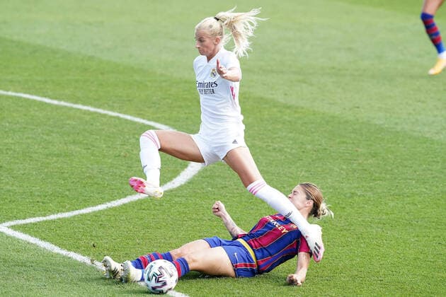 First official match and first classic in the history of women s Real Madrid. Real Madrid s Sofia Jakobsson (t) and FC Barcelona, Barca s Mapi Leon during Spanish Female League match. October 4,2020. (20201004793)