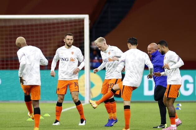 AMSTERDAM, 07-10-2020 , JohanCruyff Arena, friendly game between Netherland and Mexico. Netherlands player Stefan de Vrij (L) and Netherlands player Donny van de Beek (R) before the game Netherlands - Mexico. Netherlands - Mexico  x9485272x Copyright: