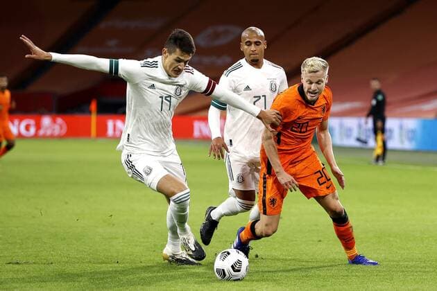 AMSTERDAM, 07-10-2020 , JohanCruyff Arena, friendly game between Netherland and Mexico. Mexico player Cesar Montes (L) and Mexico player Luis Rodriguez (C) with Netherlands player Donny van de Beek (R) during the game Netherlands - Mexico. Netherlands - Mexico  x9485473x Copyright: