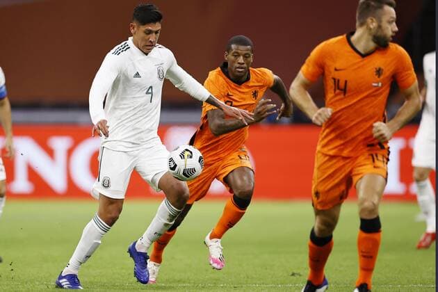 AMSTERDAM - (lr) Edson Alvarez of Mexico, Georginio Wijnaldum of Holland during the friendly match between the Netherlands and Mexico at the Johan Cruyff Arena on October 07, 2020 in Amsterdam, Netherlands. ANP MAURICE VAN STEEN International Friendly, Länderspiel, Nationalmannschaft match 2020 2021 xVIxANPxSportx xxANPxIVx 423698139