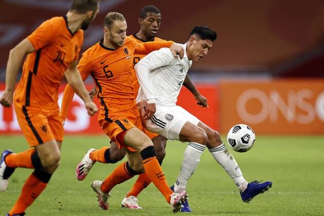 AMSTERDAM - (lr) Teun Koopmeiners of Holland, Edson Alvarez of Mexico during the friendly match between the Netherlands and Mexico at the Johan Cruyff Arena on October 07, 2020 in Amsterdam, Netherlands. ANP MAURICE VAN STEEN International Friendly, Länderspiel, Nationalmannschaft match 2020 2021 xVIxANPxSportx xxANPxIVx 423698157
