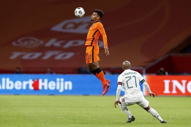 Sport Bilder des Tages AMSTERDAM, 07-10-2020 , JohanCruyff Arena, friendly game between Netherland and Mexico. Netherlands player Owen Wijndal (L) and Mexico player Luis Rodriguez (R) during the game Netherlands - Mexico. Netherlands - Mexico  x9485536x Copyright: