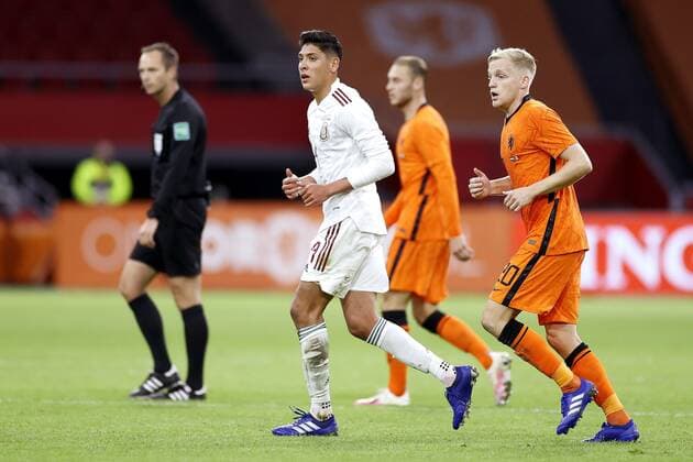 AMSTERDAM, 07-10-2020 , JohanCruyff Arena, friendly game between Netherland and Mexico. Mexico player Edson Alvarez (L) and Netherlands player Donny van de Beek (R) during the game Netherlands - Mexico. Netherlands - Mexico  x9485761x Copyright: