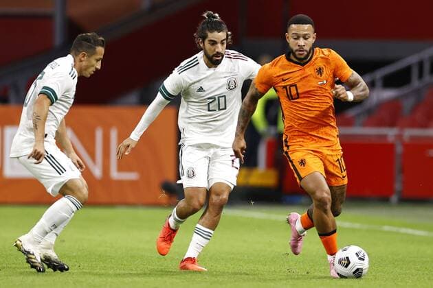 AMSTERDAM - (lr) Jose Andres Guardado Hernandez of Mexico, Rodolfo Pizarro of Mexico, Memphis Depay of Holland during the friendly match between the Netherlands and Mexico at the Johan Cruyff Arena on October 07, 2020 in Amsterdam, Netherlands. ANP MAURICE VAN STEEN International Friendly, Länderspiel, Nationalmannschaft match 2020 2021 xVIxANPxSportx xxANPxIVx 423698824