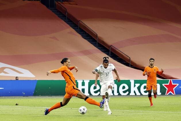 AMSTERDAM - (lr) Virgil van Dijk of Holland, Jesus Manuel Corona of Mexico during the friendly match between the Netherlands and Mexico at the Johan Cruyff Arena on October 07, 2020 in Amsterdam, Netherlands. ANP MAURICE VAN STEEN International Friendly, Länderspiel, Nationalmannschaft match 2020 2021 xVIxANPxSportx xxANPxIVx 423698842