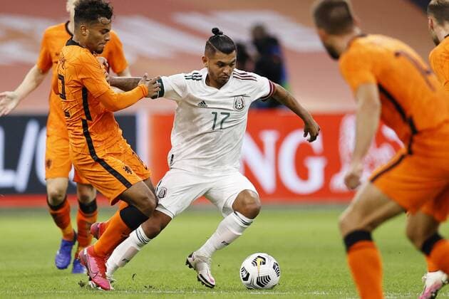 AMSTERDAM - (lr) Owen Wijndal of Holland, Jesus Manuel Corona of Mexico during the friendly match between the Netherlands and Mexico at the Johan Cruyff Arena on October 07, 2020 in Amsterdam, Netherlands. ANP MAURICE VAN STEEN International Friendly, Länderspiel, Nationalmannschaft match 2020 2021 xVIxANPxSportx xxANPxIVx 423698903
