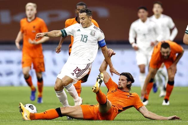 AMSTERDAM - (lr) Jose Andres Guardado Hernandez of Mexico, Hans Hateboer of Holland during the friendly match between the Netherlands and Mexico at the Johan Cruyff Arena on October 07, 2020 in Amsterdam, Netherlands. ANP MAURICE VAN STEEN International Friendly, Länderspiel, Nationalmannschaft match 2020 2021 xVIxANPxSportx xxANPxIVx 423698908