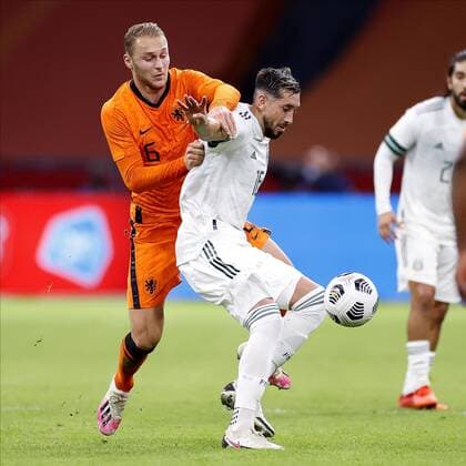 AMSTERDAM, 07-10-2020 , JohanCruyff Arena, friendly game between Netherland and Mexico. Netherlands player Teun Koopmeiners (L) and Mexico player Hector Herrera (R) during the game Netherlands - Mexico. Netherlands - Mexico  x9485791x Copyright: