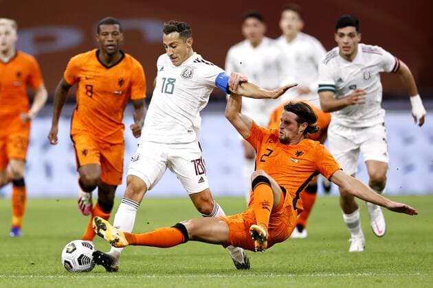 AMSTERDAM - (lr) Jose Andres Guardado Hernandez of Mexico, Hans Hateboer of Holland during the friendly match between the Netherlands and Mexico at the Johan Cruyff Arena on October 07, 2020 in Amsterdam, Netherlands. ANP MAURICE VAN STEEN International Friendly, Länderspiel, Nationalmannschaft match 2020 2021 xVIxANPxSportx xxANPxIVx 423698953