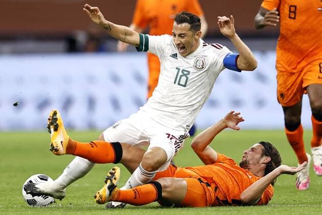 AMSTERDAM - (lr) Jose Andres Guardado Hernandez of Mexico, Hans Hateboer of Holland during the friendly match between the Netherlands and Mexico at the Johan Cruyff Arena on October 07, 2020 in Amsterdam, Netherlands. ANP MAURICE VAN STEEN International Friendly, Länderspiel, Nationalmannschaft match 2020 2021 xVIxANPxSportx xxANPxIVx 423698973