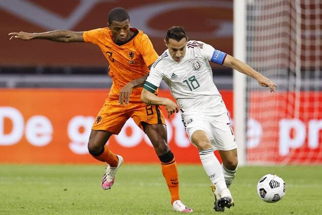 AMSTERDAM - (lr) Georginio Wijnaldum of Holland, Jose Andres Guardado Hernandez of Mexico during the friendly match between the Netherlands and Mexico at the Johan Cruyff Arena on October 07, 2020 in Amsterdam, Netherlands. ANP MAURICE VAN STEEN International Friendly, Länderspiel, Nationalmannschaft match 2020 2021 xVIxANPxSportx xxANPxIVx 423699059