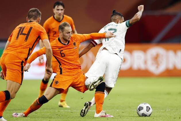 AMSTERDAM - (lr) Teun Koopmeiners of Holland, Jesus Manuel Corona of Mexico during the friendly match between the Netherlands and Mexico at the Johan Cruyff Arena on October 07, 2020 in Amsterdam, Netherlands. ANP MAURICE VAN STEEN International Friendly, Länderspiel, Nationalmannschaft match 2020 2021 xVIxANPxSportx xxANPxIVx 423699237