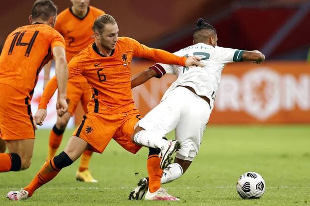 AMSTERDAM - (lr) Teun Koopmeiners of Holland, Jesus Manuel Corona of Mexico during the friendly match between the Netherlands and Mexico at the Johan Cruyff Arena on October 07, 2020 in Amsterdam, Netherlands. ANP MAURICE VAN STEEN International Friendly, Länderspiel, Nationalmannschaft match 2020 2021 xVIxANPxSportx xxANPxIVx 423699272