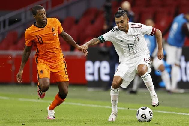 AMSTERDAM - (lr) Georginio Wijnaldum of Holland, Jesus Manuel Corona of Mexico during the friendly match between the Netherlands and Mexico at the Johan Cruyff Arena on October 07, 2020 in Amsterdam, Netherlands. ANP MAURICE VAN STEEN International Friendly, Länderspiel, Nationalmannschaft match 2020 2021 xVIxANPxSportx xxANPxIVx 423699434