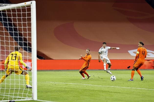 AMSTERDAM - (lr) Holland goalkeeper Tim Krul, Teun Koopmeiners of Holland, Raul Jimenez of Mexico, Virgil van Dijk of Holland during the friendly match between the Netherlands and Mexico at the Johan Cruyff Arena on October 07, 2020 in Amsterdam, Netherlands. ANP MAURICE VAN STEEN International Friendly, Länderspiel, Nationalmannschaft match 2020 2021 xVIxANPxSportx xxANPxIVx 423699953