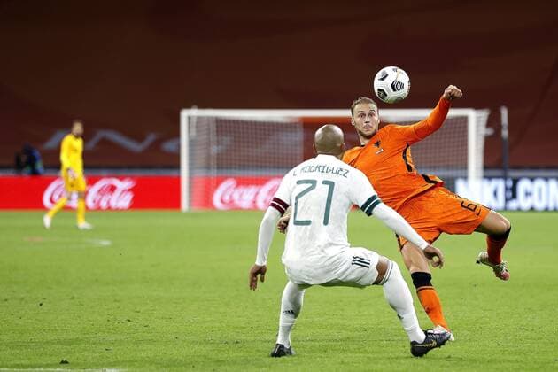 AMSTERDAM, 07-10-2020 , JohanCruyff Arena, friendly game between Netherland and Mexico. Mexico player Luis Rodriguez (L) and Netherlands player Teun Koopmeiners (R) during the game Netherlands - Mexico (0-1). Netherlands - Mexico  x9486963x Copyright: