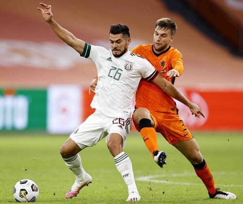 AMSTERDAM - (lr) Henry Martin of Mexico, Joel Veltman of Holland during the friendly match between the Netherlands and Mexico at the Johan Cruyff Arena on October 07, 2020 in Amsterdam, Netherlands. ANP MAURICE VAN STEEN International Friendly, Länderspiel, Nationalmannschaft match 2020 2021 xVIxANPxSportx xxANPxIVx 423702866