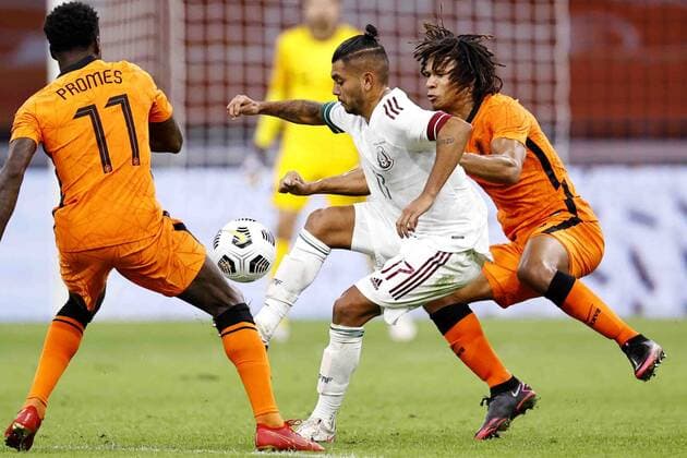 AMSTERDAM - (lr) Quincy Promes of Holland, Jesus Manuel Corona of Mexico, Nathan Ake of Holland during the friendly match between the Netherlands and Mexico at the Johan Cruyff Arena on October 07, 2020 in Amsterdam, Netherlands. ANP MAURICE VAN STEEN International Friendly, Länderspiel, Nationalmannschaft match 2020 2021 xVIxANPxSportx xxANPxIVx 423703028