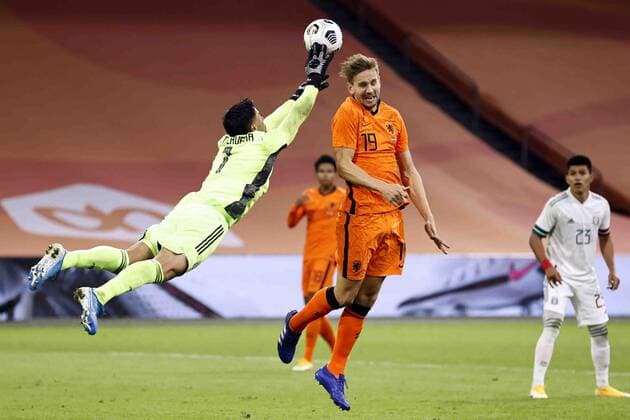 AMSTERDAM - (lr) Mexico goalkeeper Alfredo Talavera Diaz, Luuk de Jong of Holland during the friendly match between the Netherlands and Mexico at the Johan Cruyff Arena on October 07, 2020 in Amsterdam, Netherlands. ANP MAURICE VAN STEEN International Friendly, Länderspiel, Nationalmannschaft match 2020 2021 xVIxANPxSportx xxANPxIVx 423703617