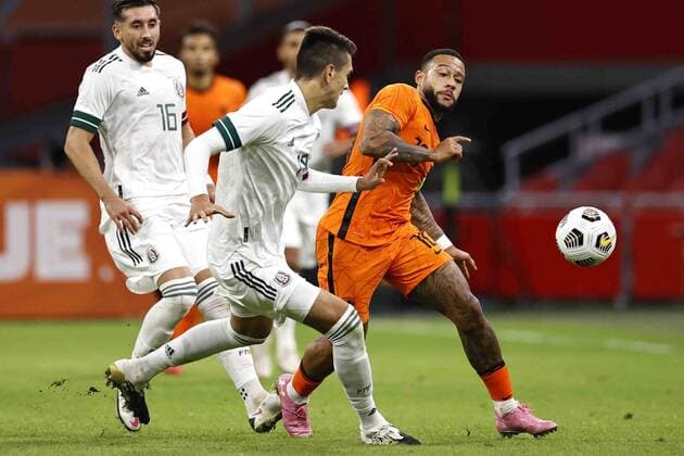 AMSTERDAM - (lr) Cesar Montes of Mexico, Memphis Depay of Holland during the friendly match between the Netherlands and Mexico at the Johan Cruyff Arena on October 07, 2020 in Amsterdam, Netherlands. ANP MAURICE VAN STEEN International Friendly, Länderspiel, Nationalmannschaft match 2020 2021 xVIxANPxSportx xxANPxIVx 423703621