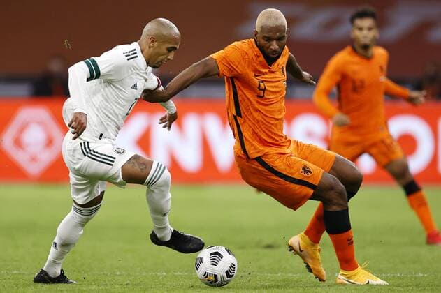 AMSTERDAM - (lr) Luis Rodriguez of Mexico, Ryan Babel of Holland during the friendly match between the Netherlands and Mexico at the Johan Cruyff Arena on October 07, 2020 in Amsterdam, Netherlands. ANP MAURICE VAN STEEN International Friendly, Länderspiel, Nationalmannschaft match 2020 2021 xVIxANPxSportx xxANPxIVx 423703691