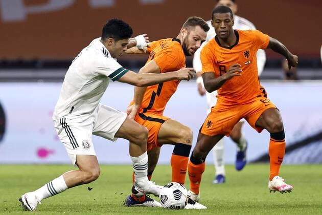 AMSTERDAM - (lr) Raul Jimenez of Mexico, Stefan de Vrij of Holland, Georginio Wijnaldum of Holland during the friendly match between the Netherlands and Mexico at the Johan Cruyff Arena on October 07, 2020 in Amsterdam, Netherlands. ANP MAURICE VAN STEEN International Friendly, Länderspiel, Nationalmannschaft match 2020 2021 xVIxANPxSportx xxANPxIVx 423703875