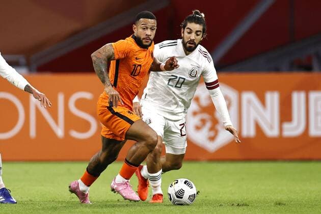 AMSTERDAM - (lr) Memphis Depay of Holland, Rodolfo Pizarro of Mexico during the friendly match between the Netherlands and Mexico at the Johan Cruyff Arena on October 07, 2020 in Amsterdam, Netherlands. ANP MAURICE VAN STEEN International Friendly, Länderspiel, Nationalmannschaft match 2020 2021 xVIxANPxSportx xxANPxIVx 423703898