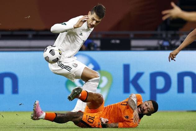 AMSTERDAM - (lr) Cesar Montes of Mexico, Memphis Depay of Holland during the friendly match between the Netherlands and Mexico at the Johan Cruyff Arena on October 07, 2020 in Amsterdam, Netherlands. ANP MAURICE VAN STEEN International Friendly, Länderspiel, Nationalmannschaft match 2020 2021 xVIxANPxSportx xxANPxIVx 423703914