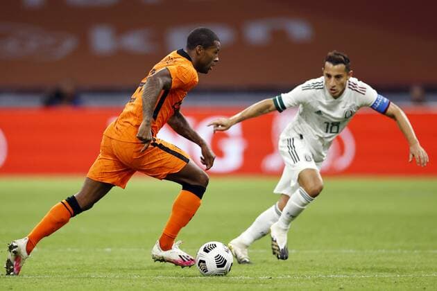 AMSTERDAM - (lr) Georginio Wijnaldum of Holland, Jose Andres Guardado Hernandez of Mexico during the friendly match between the Netherlands and Mexico at the Johan Cruyff Arena on October 07, 2020 in Amsterdam, Netherlands. ANP MAURICE VAN STEEN International Friendly, Länderspiel, Nationalmannschaft match 2020 2021 xVIxANPxSportx xxANPxIVx 423704006