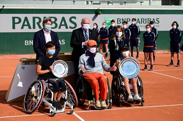 Finale Fauteuil Simple Dames Momoko Othani (jpn) vs Yui Kamiji (jpn) et leur trophee - protocole - Bernard Giudicelli - President FFT TENNIS : Internationaux de France Roland Garros 2020 - Paris - 09 10 2020 JBAutissier Panoramic 