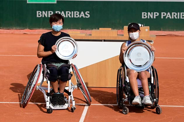 Finale Fauteuil Simple Dames Momoko Othani (jpn) vs Yui Kamiji (jpn) et leur trophee - protocole - TENNIS : Internationaux de France Roland Garros 2020 - Paris - 09 10 2020 JBAutissier Panoramic 