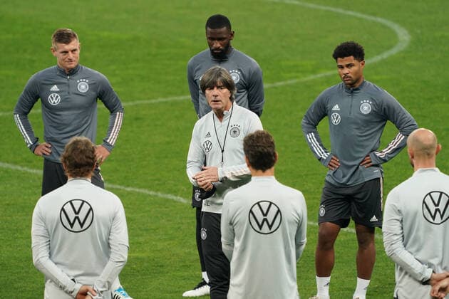 Speech of national coach Joachim Loew Germany Germany to the team, Toni Kroos Germany Germany , Antonio Rüdiger Germany Germany , Serge Gnabry Germany Germany listen 09 10 2020 Final Training Germany, Olympic Stadium Kiev DISCLAIMER DFB regulations prohibit any use of photographs as image sequences and or quasi video