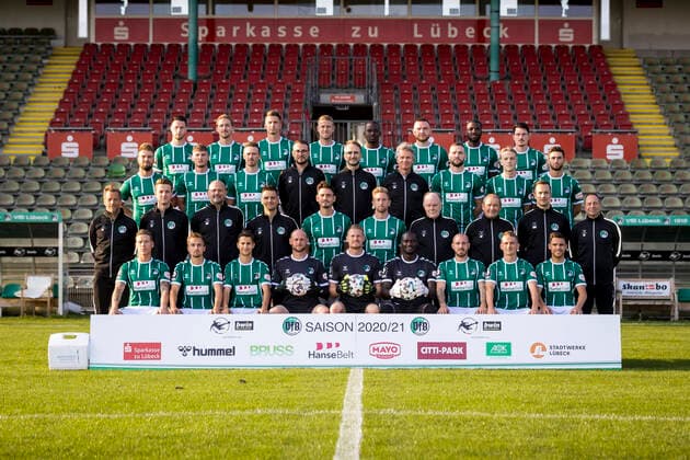 VfB Lübeck, 3 Liga, portrait date 2020 2021, team photo, row from left Ryan Malone no. 16, VfB Luebeck , Nicolas Hebisch no. 11, VfB Luebeck , Soeren Lippert no. 14, VfB Luebeck , Tommy Grupe no. 17, VfB Luebeck , Moody Chana No. 4, VfB Luebeck , Tim Weissmann No. 2, VfB Luebeck , Osarenren Okungbowa No. 20, VfB Luebeck , Sven Mende No. 8, VfB Luebeck 2 Reihe v hi v li Yannick Deichmann No. 10, VfB Luebeck , Dren Feka Nr 5, VfB Luebeck , Martin Roeser Nr 9, VfB Luebeck , Matthias Stobbe Physiotherapist, VfB Luebeck , Dr Ulf Seidel Team Doctor, VfB Luebeck , Dr Bernd Staden Team Doctor, VfB Luebeck , Patrick Hobsch No. 34, VfB Luebeck , Tim Kircher No. 21, VfB Luebeck , Elsamed Ramaj No. 6, VfB Luebeck 3 row from the left Rolf Martin Landerl Trainer, VfB Luebeck , Lukas Pfeiffer Co Coach, VfB Luebeck , Walter Franta Goalkeeper Coach, VfB Luebeck , Janning Michels Athletics Coach, VfB Luebeck , Nico Rieble No 27,VfB Luebeck , Sebastian Hertner No 3, VfB Luebeck , Thomas Lange Zeugwart, VfB Luebeck , Horst Plieske Zeugwart, VfB Luebeck , Moritz Marheineke Team Manager, VfB Luebeck , Rocco Leeser Sports Director, VfB Luebeck from left to right Florian Riedel No 39, VfB Luebeck , Morten Ruediger No. 7, VfB Luebeck , Jamie Liam Shalom No. 19, VfB Luebeck , Benjamin Gommert No. 1, VfB Luebeck , Lukas Raeder No. 32, VfB Luebeck , Michael Luyambula No. 23, VfB Luebeck , Soeren Lippert No 14, VfB Luebeck , Thorben Deters No 18, VfB Luebeck , Mirko Boland No 31, VfB Luebeck Lübeck Schleswig Holstein Germany Dietmar Scholze Stadion an der L Copyright: xAgentur54GradFelixxKoenigx