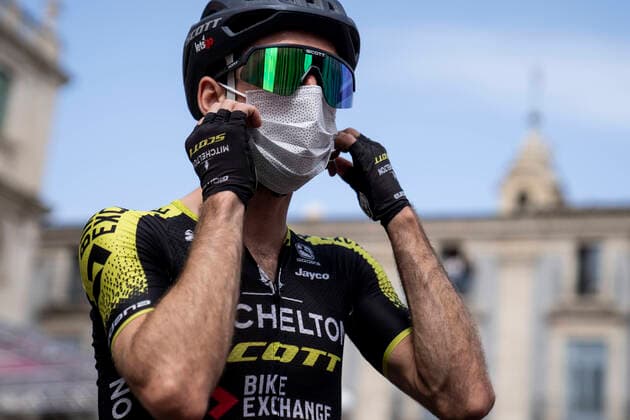 Photo Marco Alpozzi LaPresse October 06, 2020 Italy Cycling Giro d Italia 2020 - 103th edition - Stage 4 - from Catania to Villa Franca Tirrena In the pic: YATES Simon( GBR )MITCHELTON - SCOTTleave protective mask before the race  Copyright: xMarcoxAlpozzi LaPressex