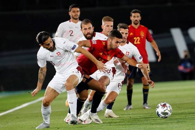 ATT EDITORS PLS CORRECTS AUTHOR Spain s Ferran Torres (C) in action against Switzerland s Ricardo Rodriguez (L) during the UEFA Nations League group stage, group 4 soccer match, between Spain and Switzerland at Alfredo di Stefano stadium in Madrid, Spain, 10 October 2020. Spain - Switzerland !ACHTUNG: NUR REDAKTIONELLE NUTZUNG!  Copyright: xChemaxMoyax GRAF8581 20201010-637379623197770590