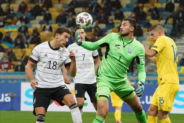 Bilder des Jahres 2020, Sport 10 Oktober Sport Themen der Woche KW41 Sport Bilder des Tages Torwart Georgiy Bushchan (Ukraine) versucht den Ball zu fangen und Leon Goretzka (Deutschland Germany) erzielt per Kopfball das Tor zum 0:2- 10.10.2020: Ukraine vs. Deutschland, UEFA Nations League, 3. Spieltag, Olympiastadion Kiew DISCLAIMER: DFB regulations prohibit any use of photographs as image sequences and or quasi-video. *** Goalkeeper Georgiy Bushchan Ukraine tries to catch the ball and Leon Goretzka Deutschland Germany scores the goal by header to 0 2 10 10 2020 Ukraine vs Germany, UEFA Nations League, 3 Matchday, Olympic Stadium Kiev DISCLAIMER DFB regulations prohibit any use of photographs as image sequences and or quasi video