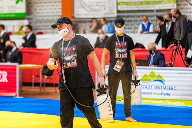 10 10 2020, Brandenburg, Senftenberg Judo Bundesliga mens final 2020 Between the fights is disinfected photo Eibner Hammerschmidt Judo Bundesliga mens final 2020 Senftenberg Copyright: xHammerschmidtx Eibner-Pressefotox EP_fhamm