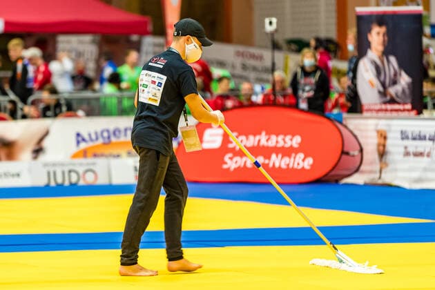 10 10 2020, Brandenburg, Senftenberg Judo Bundesliga mens final 2020 Between the fights is disinfected photo Eibner Hammerschmidt Judo Bundesliga mens final 2020 Senftenberg Copyright: xHammerschmidtx Eibner-Pressefotox EP_fhamm
