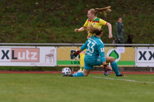 ASCHHEIM, GERMANY, OCT 11: Amber Barrett ( 22 21. FC Köln) passes Carina Schlüter ( 33 FC Bayern München II) during the 2. Frauen Bundesliga match between FC Bayern München II and 1. FC Köln. Sven Beyrich SPP FC Bayern München II vs 1. FC Köln 