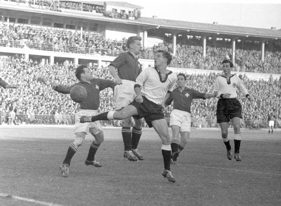 FRG Germany Switzerland 21 11 1956 Action in the goal area At the back of the fully occupied stands of the Waldstadion in Frankfurt am Main 3 from left Heinz Vollmar GER , far right Hans Neuschäfer GER HM