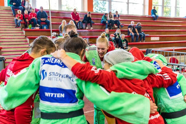 11 10 2020, Brandenburg, Senftenberg Judo Second National League Final of Women 2020 Sportswomen of SUA Witten form a circle Judo Second National League Final of Women 2020 Senftenberg Copyright: xHammerschmidtx Eibner-Pressefotox EP_fhamm