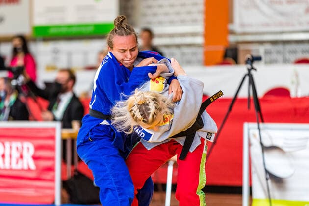 11 10 2020, Brandenburg, Senftenberg Judo Second Bundesliga Final Women 2020 Tanja Schmadel, BC Karlsruhe, Luisa Engelkind, KSC Asahi Spremberg in a friendly match Judo Second Bundesliga Final Women 2020 Senftenberg Copyright: xHammerschmidtx Eibner-Pressefotox EP_fhamm