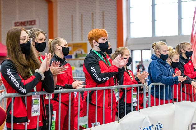 11 10 2020, Brandenburg, Senftenberg Judo Second Bundesliga Final Women 2020 Athletes of KSC Asahi Spremberg fire their team at Judo Second Bundesliga Final Women 2020 Senftenberg Copyright: xHammerschmidtx Eibner-Pressefotox EP_fhamm