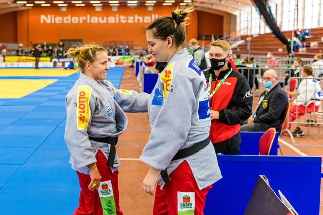 11 10 2020, Brandenburg, Senftenberg Judo Second Bundesliga Final Women 2020 Marie Branser, KSC Asahi Spremberg claps Michelle Goschin, KSC Asahi Spremberg, ab Judo Second Bundesliga Final Women 2020 Senftenberg Copyright: xHammerschmidtx Eibner-Pressefotox EP_fhamm