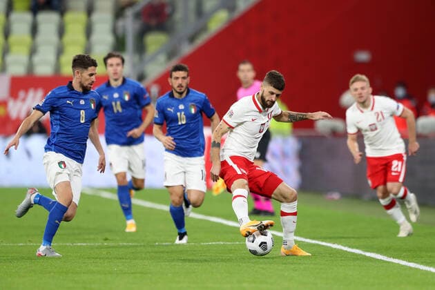 GDANSK 11.10.2020 MECZ 3. KOLEJKA LIGA NARODOW GRUPA A1 SEZON 2020 21: POLSKA - WLOCHY --- 2020-21 UEFA NATIONS LEAGUE GROUP A1 FOOTBALL MATCH: POLAND - ITALY JORGINHO MATEUSZ KLICH FOT. PIOTR KUCZA FOTOPYK NEWSPIX.PL --- Newspix.pl  201011PYK0012