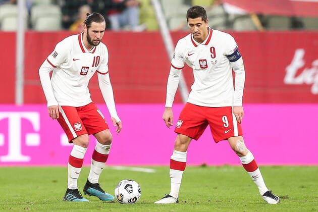 11.10.2020, Gdansk, pilka nozna, Liga Narodow, Polska - Wlochy N z Robert Lewandowski (POL), Grzegorz Krychowiak (POL), fot. Tomasz Jastrzebowski Foto Olimpik ----- 11.10.2020, Gdansk, football, UEFA Nations League, Poland - Italy, In the picture: Robert Lewandowski (POL), Grzegorz Krychowiak (POL), fot. Tomasz Jastrzebowski Foto Olimpik NEWSPIX.PL --- Newspix.pl  TOJA1437